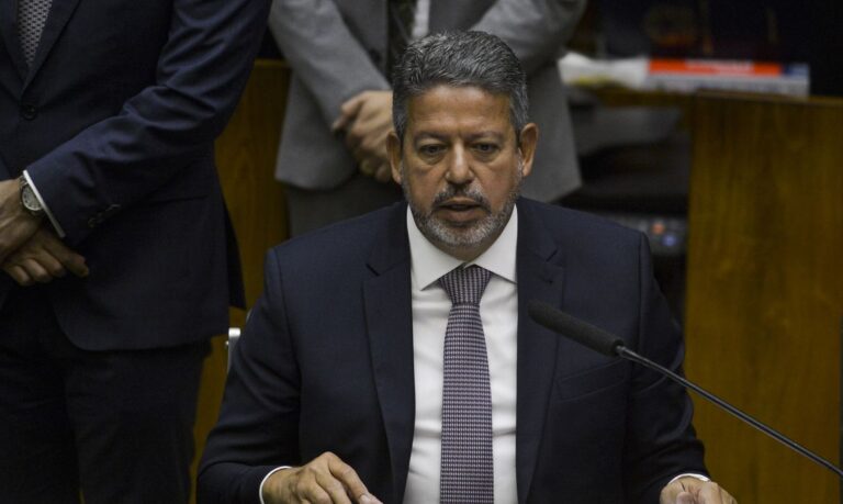 PEC da Transição será votada na terça-feira, afirma Lira
