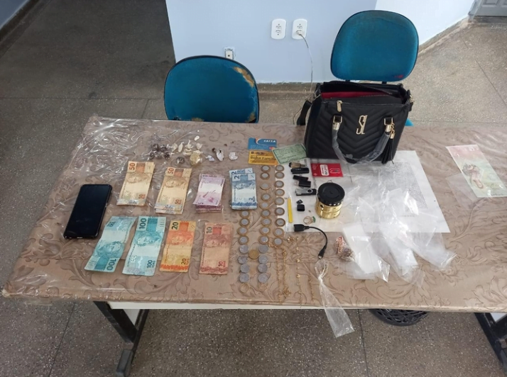 Mãe é presa por tráfico ao receber notícia da detenção do filho