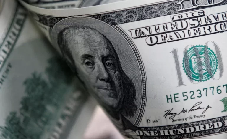 Dólar fecha dia em queda de 0,04%