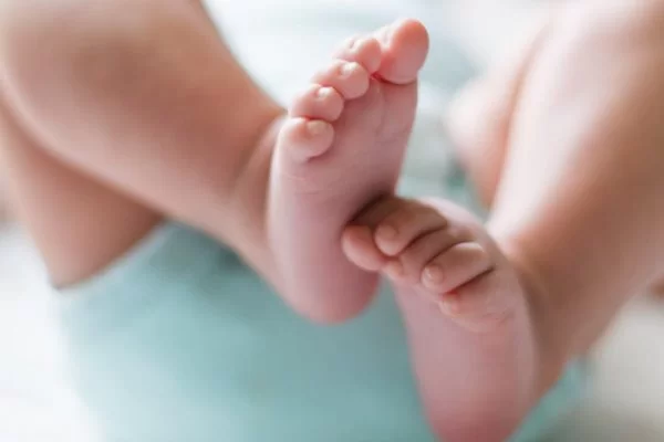 Bebê de 8 meses é ameaçado com arma na cabeça durante assalto em Manaus