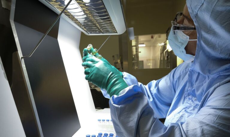 Controle de qualidade consome 70% do tempo de fabricação de uma vacina
