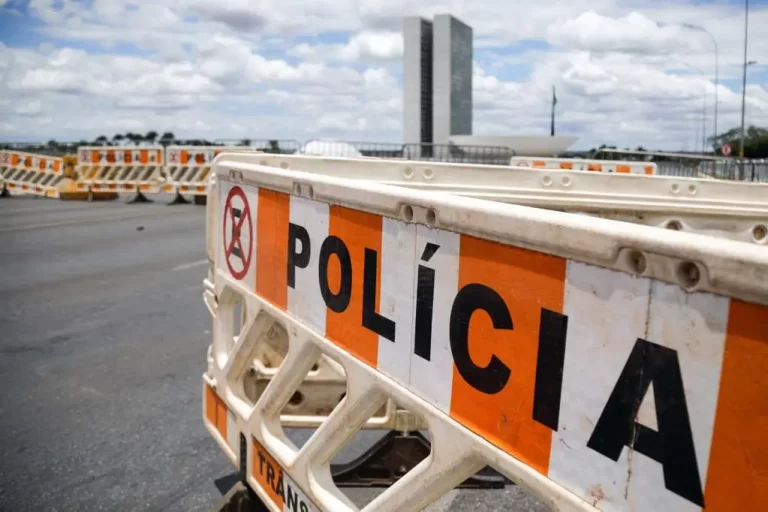 Manifestantes invadem prédios dos três poderes