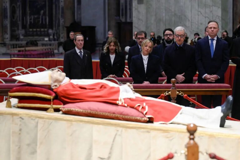 Bento XVI é enterrado na Basílica de São Pedro, no Vaticano Bento XVI é enterrado na Basílica de São Pedro, no Vaticano