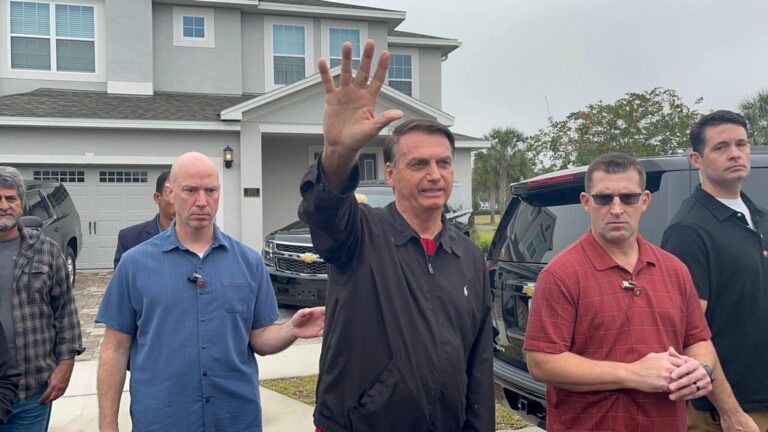 Bolsonaro pede visto de turista e pode ficar até 6 meses nos EUA