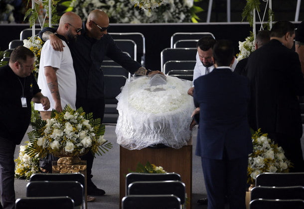 Corpo de Pelé no velório em Santos