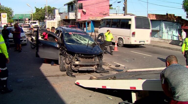 Carro colide com "amarelinho" e capota em Manaus