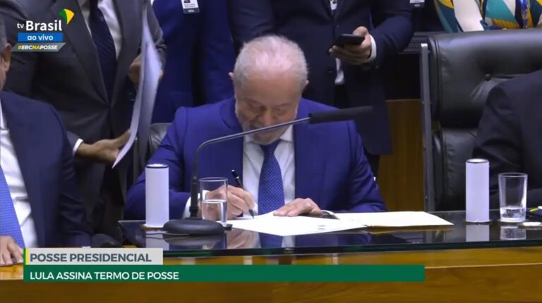 “Democracia para sempre”, diz Lula ao tomar posse como presidente