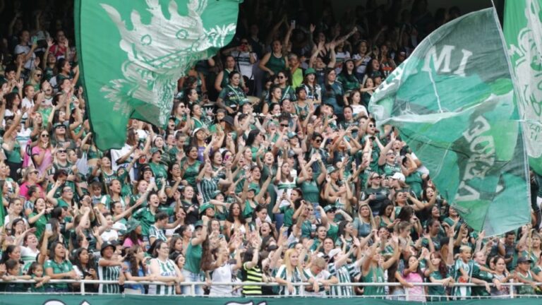 Coritiba lota estádio apenas com mulheres e crianças
