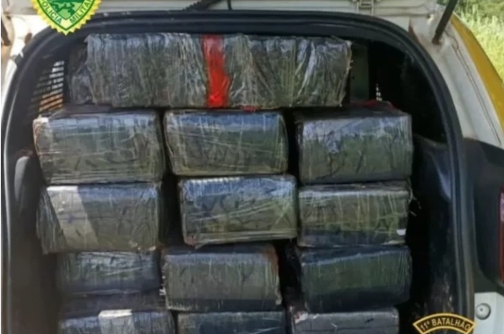 Mulher tem droga roubada e é presa após pedir ajuda da polícia