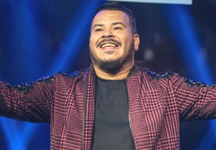 Vocalista do grupo Bokaloka morre após infarto durante show