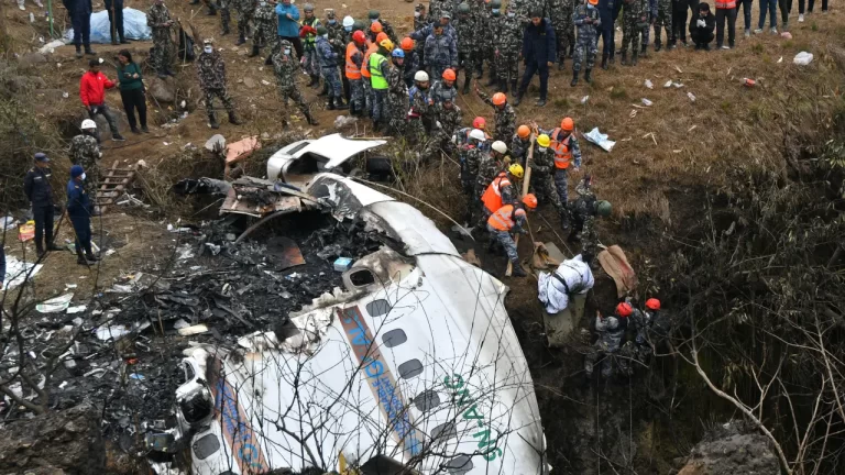 Nepal encontra caixas-pretas de aeronave após acidente que matou 68