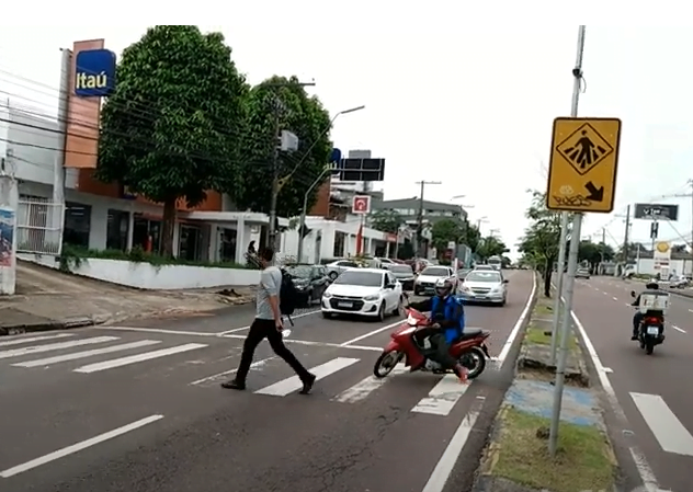 Com medo, mulher pula de ônibus em movimento durante assalto em Manaus