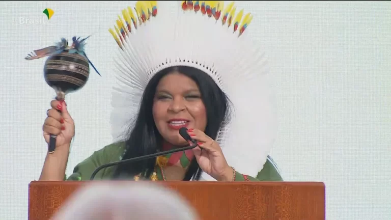Sônia Guajajara diz que povos indígenas vivem crise humanitária