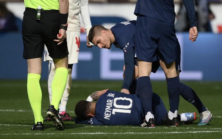 Jornal francês diz que Neymar pode ficar até 4 semanas sem jogar