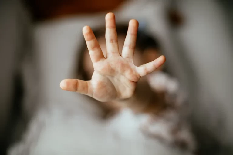 Mulher suspeita de traição e descobre que marido estuprava filhos de 7 anos em Manaus