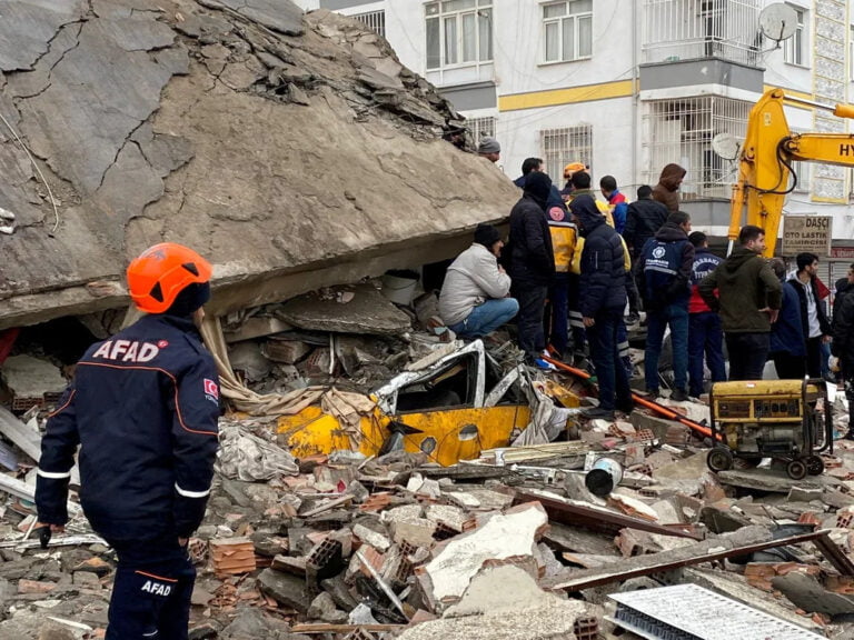 Terremoto atinge Turquia e Síria, deixando mais de 2 mil mortos