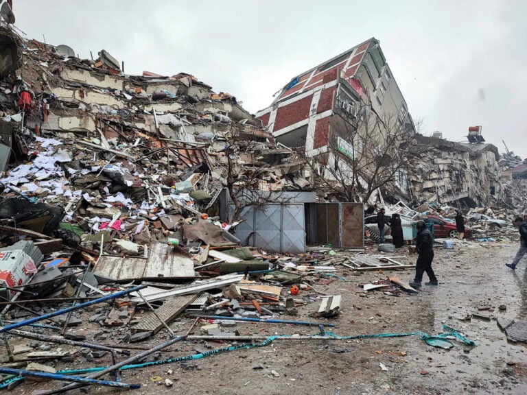 Mortos em terremoto na Turquia e na Síria já passam dos 5 mil