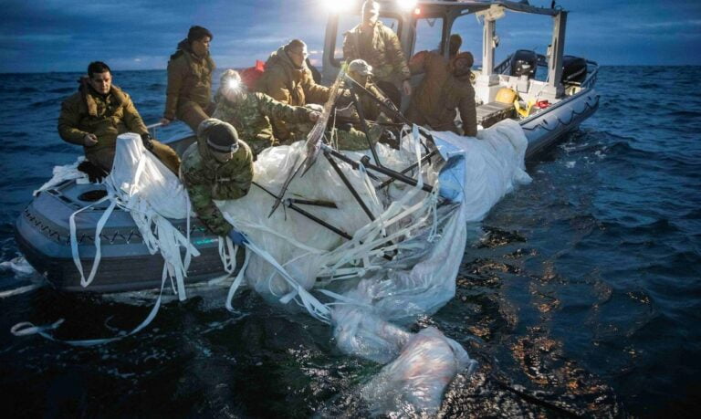 O balão chinês abatido recentemente pela Força Aérea norte-americana fazia parte de um programa de vigilância da China e estava incluído entre muitos outros, acredita Washington. Seria parte de uma vasta frota a operar em cinco continentes. Um laboratório do governo norte-americano em Quântico, no estado da Virgínia, tem uma equipe de engenharia do FBI, o Departamento Federal de Investigação, a analisar os destroços do balão recuperado das águas da costa de Myrtle Beach, na Carolina do Sul, depois de ter sido abatido no sábado (4) por um caça. Os especialistas tentam coletar toda a informação disponível sobre a tecnologia usada na construção do dirigível em busca da melhor forma de rastrear balões de vigilância no futuro. Na terça-feira, as autoridades dos Estados Unidos (EUA) disseram que o balão teria partido de Hainan, uma ilha no Sul da China que abriga uma base militar naval. Um dia depois, anunciaram que o equipamento faria parte de uma frota mais ampla de vigilância, que sobrevoa os cinco continentes. "Os EUA não foram o único alvo desse programa mais amplo", disse o secretário de Estado norte-americano, Antony Blinken. “O programa de vigilância da China violou a soberania de países nos cinco continentes”, e os Estados Unidos compartilharão as “descobertas relevantes” sobre o balão espião “com o Congresso, bem como com aliados e parceiros em todo o mundo”, afirmou Blinken. Ele acescentou que as informações já foram compartilhadas com dezenas de países em todo o mundo, por meio das embaixadas. “Estamos fazendo isso porque os Estados Unidos não são o único alvo desse programa de vigilância, que violou a soberania de países nos cinco continentes”, reiterou Blinken em entrevista, junto com o secretário-geral da Organização do Tratado do Atlântico Norte (Otan), Jens Stoltenberg, no Departamento de Estado. Nessa quarta-feira, o porta-voz do Departamento de Defesa, brigadeiro-general Pat Ryder, confirmou que os EUA acreditam que balões semelhantes estão sendo operados nas Américas do Norte e do Sul, no Sudeste Asiático, Leste Asiático e na Europa. "Aprendemos muito sobre esses balões e como rastreá-los", disse o general Ryder, acrescentando que os Estados Unidos agora estão confiantes na capacidade de "estar atento a esse tipo de recurso". Ryder observou que, embora todos os objetos tenham sido usados para missões de vigilância, há "variações" em termos de tamanho e capacidade. Os EUA acreditam que balões operaram sobre o território americano em pelo menos quatro ocasiões, mas o general Ryder não deu detalhes sobre esses casos. O programa de vigilância, que inclui vários balões semelhantes, é executado em parte na pequena província chinesa de Hainan, de acordo com os serviços secretos norte-americanos. Os EUA ainda não têm dados suficientes para determinar o tamanho exato da frota de balões de vigilância chineses, mas relatam que o programa realizou pelo menos duas dezenas de missões em cinco continentes nos últimos anos. Cerca de meia dúzia desses voos ocorreram dentro do espaço aéreo do país – embora não necessariamente sobre o território dos EUA. Diversos navios da Guarda Costeira e da Marinha, além de mergulhadores, continuam a procurar por destroços do balão nas águas atlânticas. Especialistas dizem que podem ajudar as autoridades a entender a capacidade de transmissão de dados do equipamento.