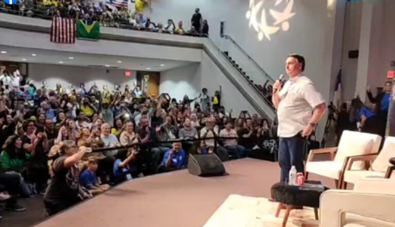 Bolsonaro diz que pretende voltar ao Brasil “nas próximas semanas”