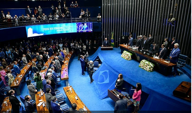 Senadores tomam posse na primeira reunião preparatória