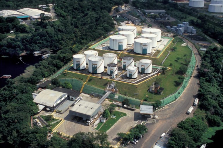 Preço da gasolina no AM sobe 11% após privatização de refinaria