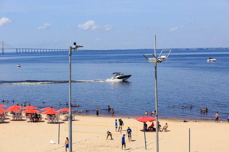 Embarcações ultrapassam limites na Ponta Negra e colocam banhistas em risco