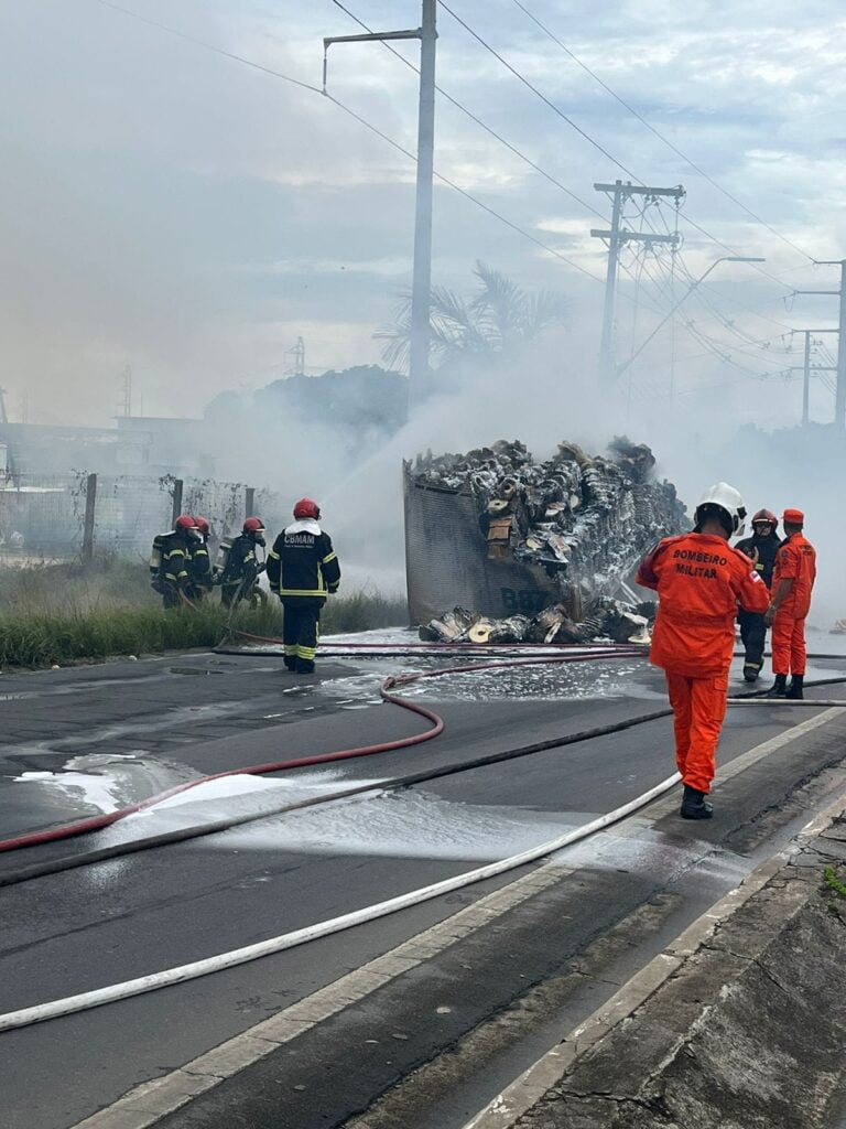 Carreta pega fogo na trecho da avenida Torquato Tapajós é intentada nesta terça-feira