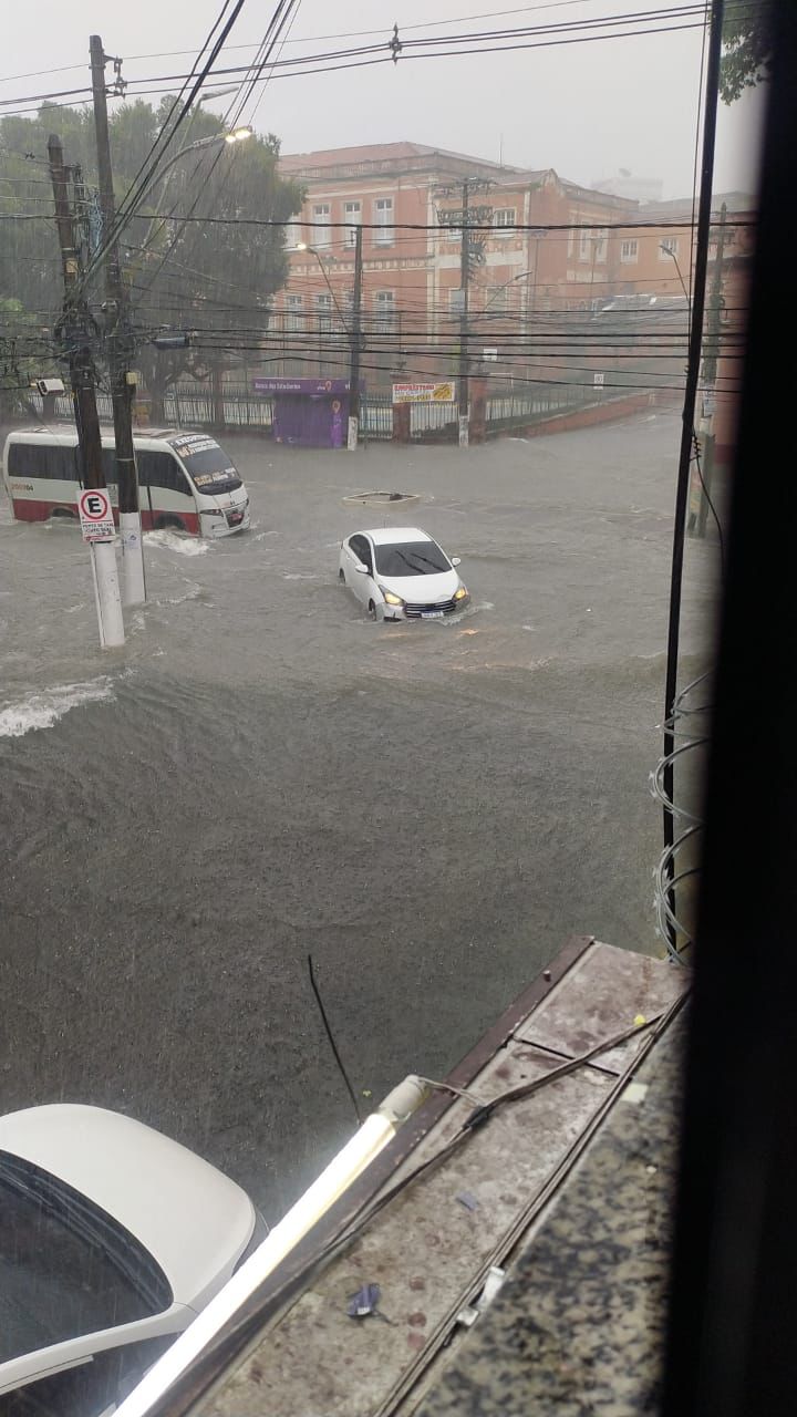 VÍDEOS: Chuva causa mais prejuízos em zonas de Manaus