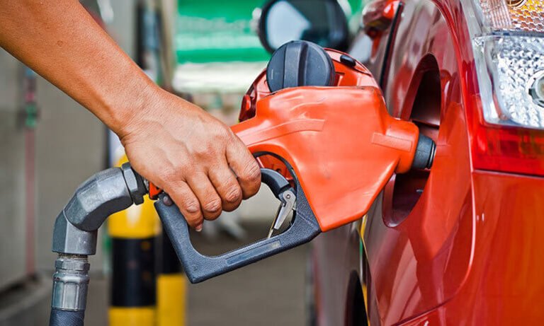 Governo anuncia percentual de tributos sobre combustíveis; Petrobras abaixa preços