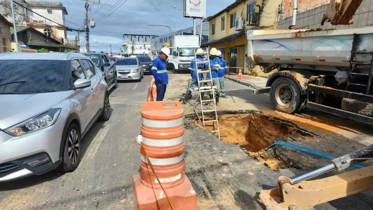 Em uma semana, segunda cratera se abre em via e atrapalha trânsito nesta sexta-feira em Manaus