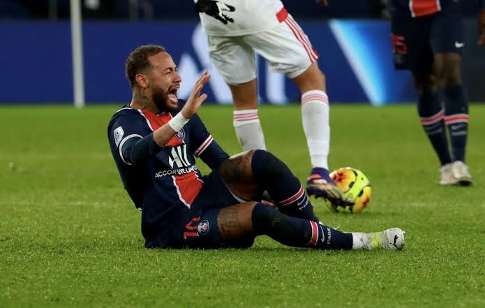 “Tornozelo de vidro”: Neymar sofre nova lesão