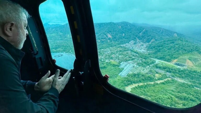 Lula visita áreas atingidas por chuvas no litoral de SP