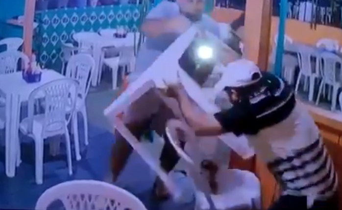 Vídeo: homem é morto em lanchonete no município de Coari