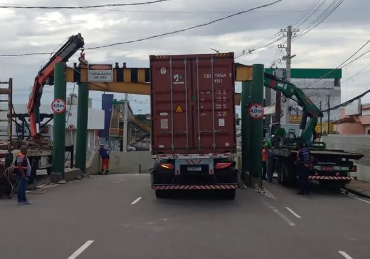 IMMU tira limitador de altura em passagem de nível após acidente com carreta