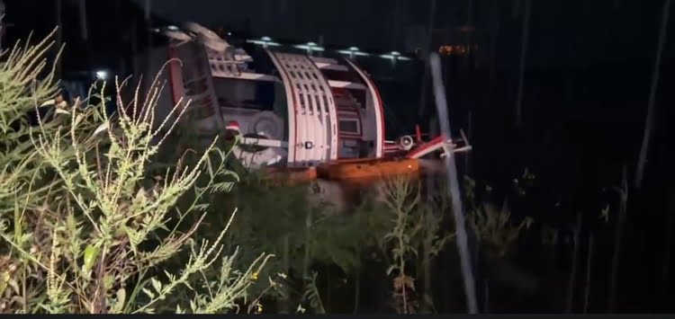Barco tomba em orla de Manaus e vídeo mostra desespero dos passageiros