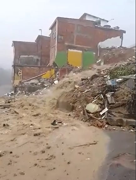 VÍDEO: Entulho invade casas no Bairro da Paz após forte chuva