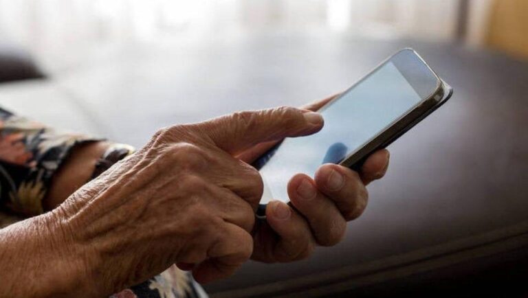 Projeto exige assinatura física em empréstimos online para pessoas idosas