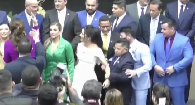 Sinésio pede desculpas a deputada Mayara após “puxão” na Aleam