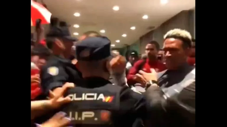 Vídeo: Jogadores do Peru se desentendem com policiais na Espanha