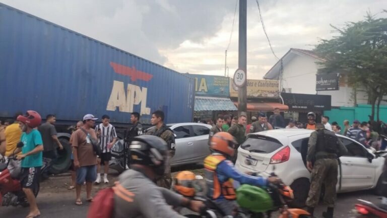 VÍDEO: Carreta perde o controle e invade drogaria em avenida de Manaus