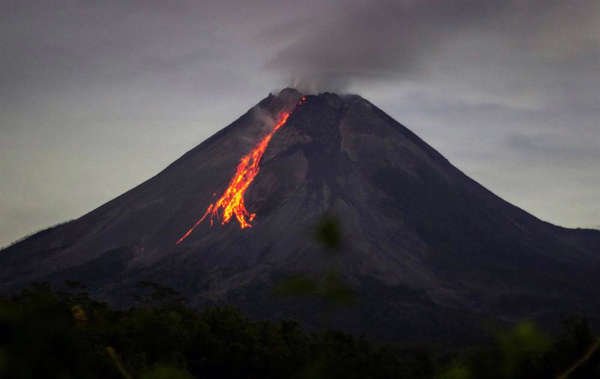 Vulcão na Indonésia entra em erupção