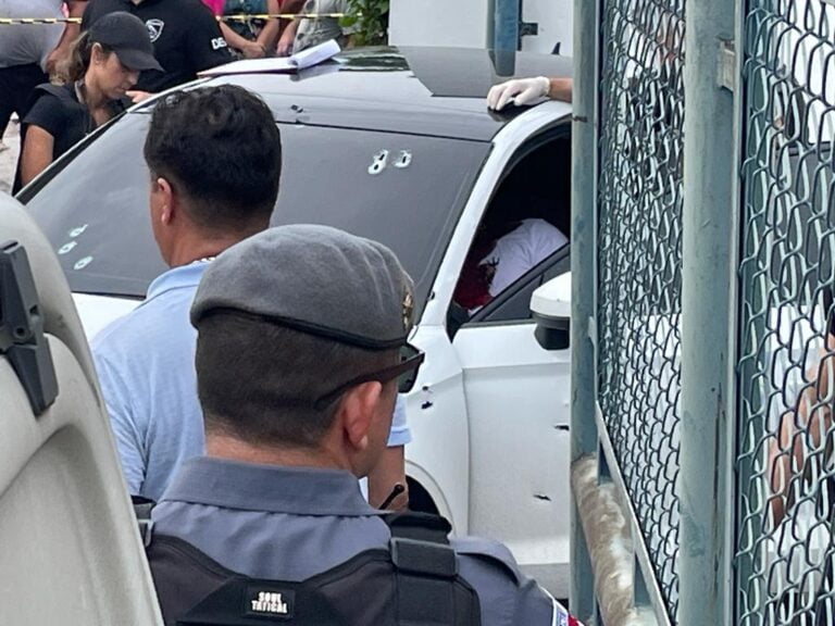 VÍDEO: Homem é executado dentro de carro de luxo em Manaus