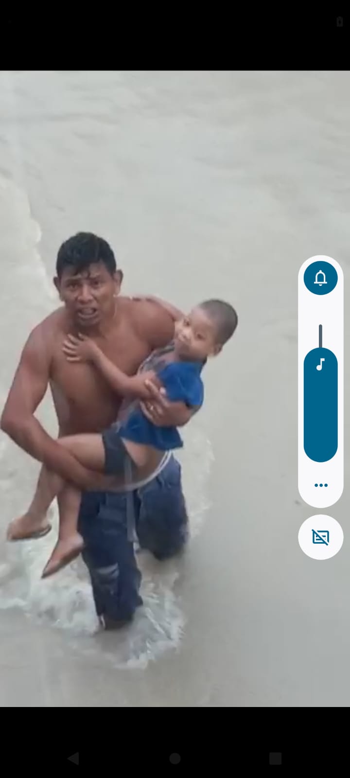 Crianças são salvas em meio a alagamentos na  comunidade da Sharp. Veja vídeo
