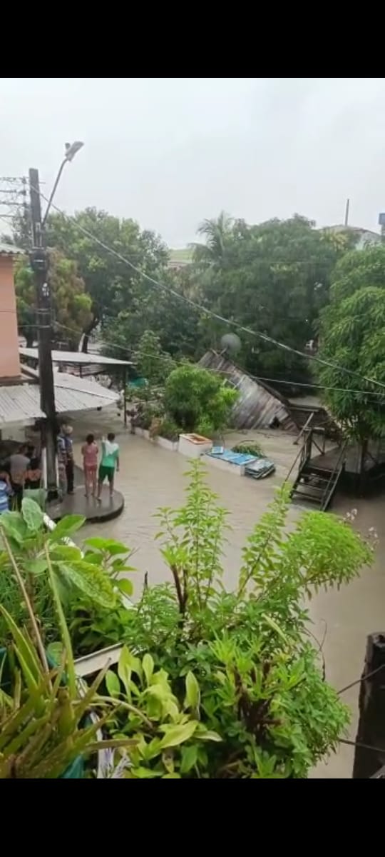 Veja vídeos: Cinco casas são arrastadas pelas águas do igarapé do 40