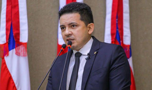 Péricles acionará MP e TCE para investigar contratos milionários com cantores em Tefé