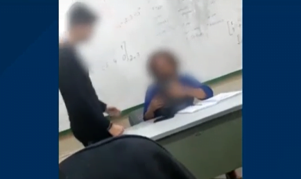 Aluno dá esponja de aço de para professora negra