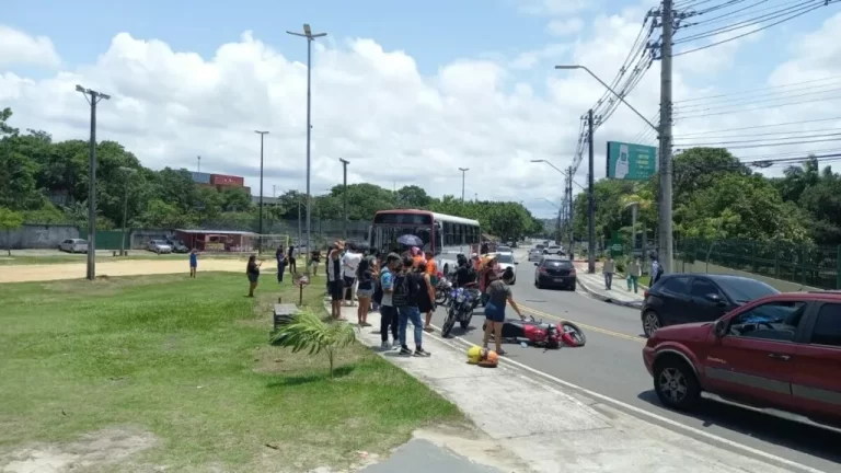 VÍDEO: Motoqueiro colide com ônibus ao tentar fazer manobra em avenida de Manaus