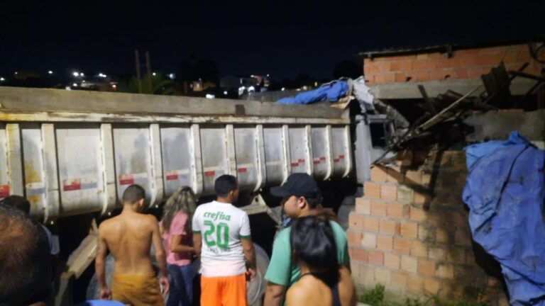 VÍDEO: Caçamba perde o controle, invade casa e deixa feridos em Manaus VÍDEO: Caçamba perde o controle, invade casa e deixa feridos em Manaus