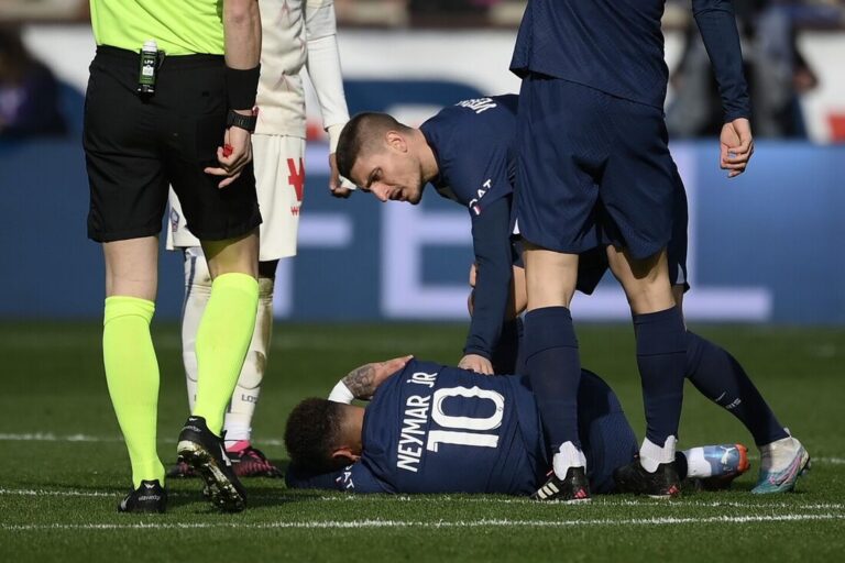 Lesionado, Neymar ficará fora do duelo da Liga dos Campeões