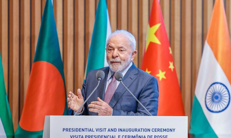 Na China, Lula faz visita à sede do Brics